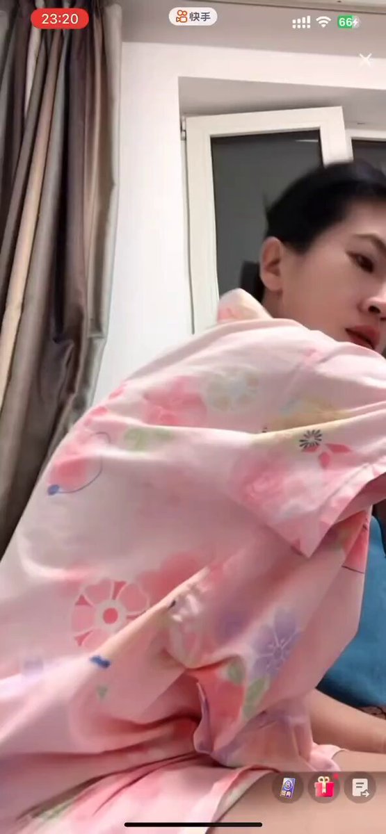 Tôi không ngờ nó lại rò rỉ ra khỏi cổ tay áo 😂 