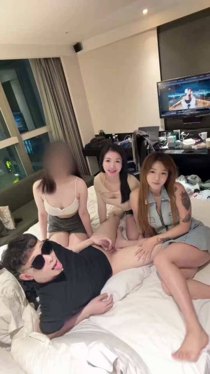 酒店大床上三美艳女围攻一男，手摸大腿直奔私处狂撩！