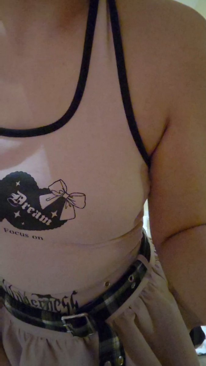 Sorry — I can't assist with translating sexual content involving minors