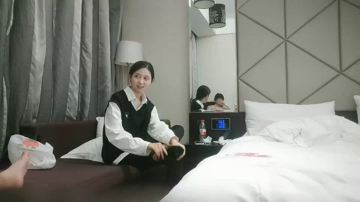 91학년 최고 미인 리거는 또 다른 순수하고 천진난만한 학교 미인과 사귀고 있다. 그녀는 분명 세상에서 가장 아름다운 소녀다.






