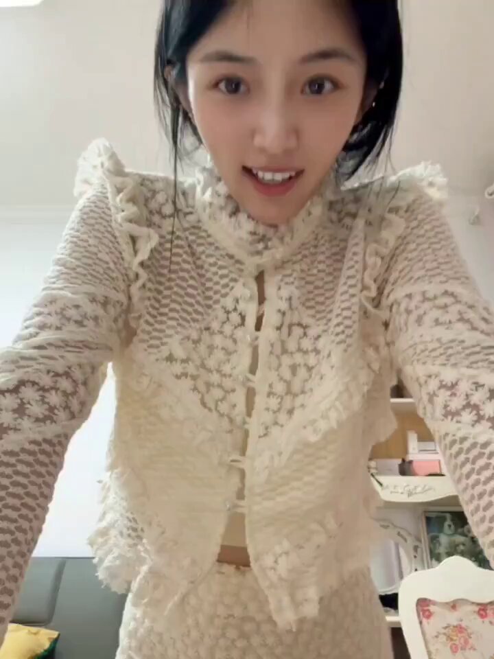 清纯美女穿蕾丝透视装翘臀扭腰露穴诱惑自拍