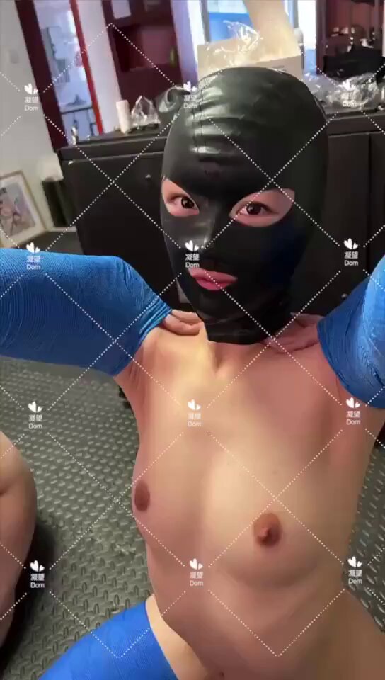 性奴母狗带着鼻勾口枷耻辱调教 
 完全看不出一丝高冷女神的样子
 母狗就该是完全暴露在镜头中  
做个痴女肉便器成为主人泄欲的工具   



Wataa



 