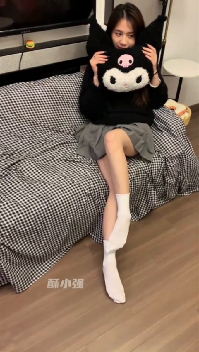 兄弟們對她呼聲很高啊！那麼今天來好好開開發，被白襪踩著的感覺的真的很好，妹子的小jio還是那麼會動，美妙的當然慢慢來，素人開發的過程才是最刺...