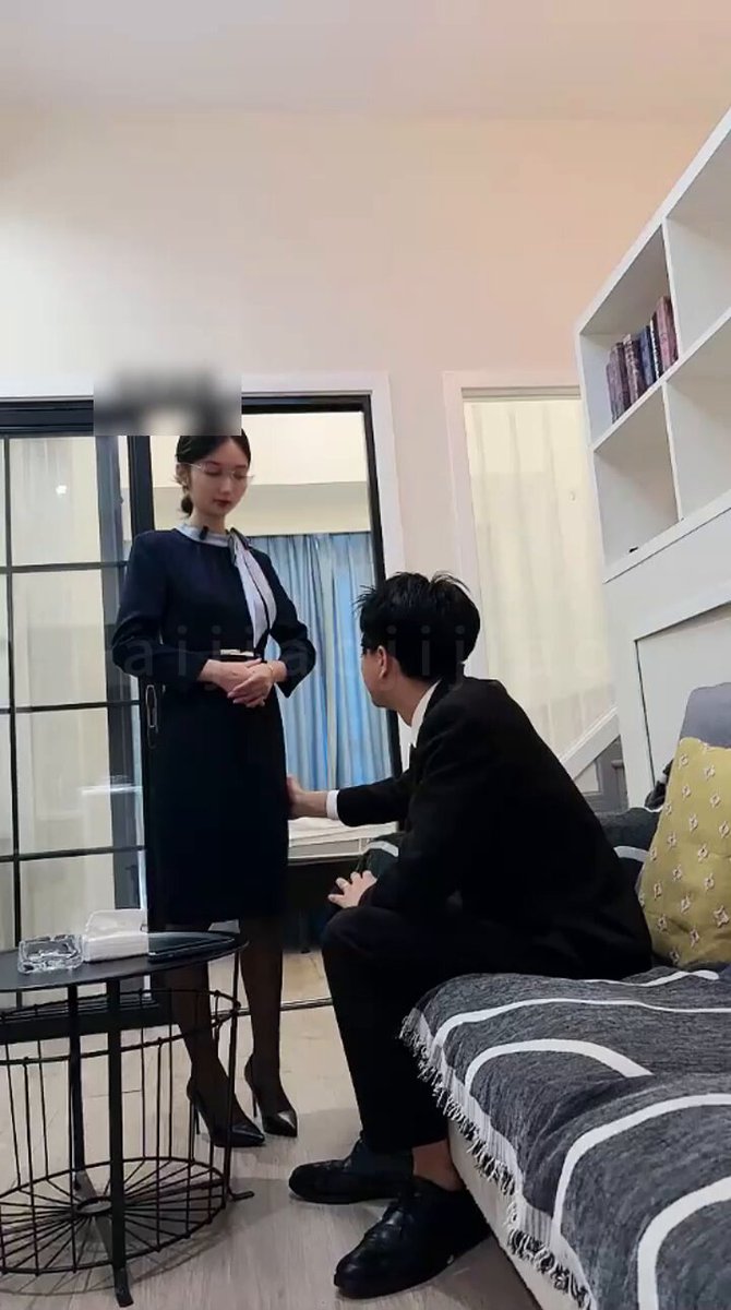空姐丝袜美腿诱惑！男上司跪舔高跟鞋黑丝足交play