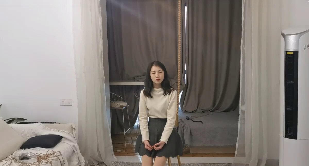 Oszałamiająco piękna dojrzała kobieta w czarnych pończochach, o wzroście 175 cm, doświadcza dreszczyku emocji związanego z niewolą i upok...