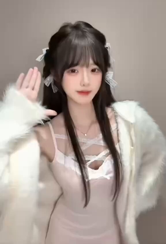 可愛い黒髪のロングストレートの女の子、ウサギ耳で誘惑！ピンクの透けるスリップで谷間を見せ、胸を揺らして誘う