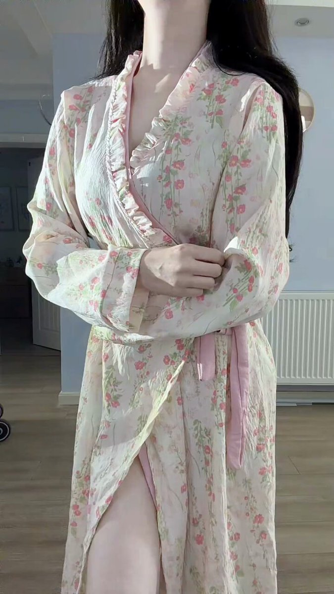 性感长腿美女粉色睡袍诱惑开腿秀