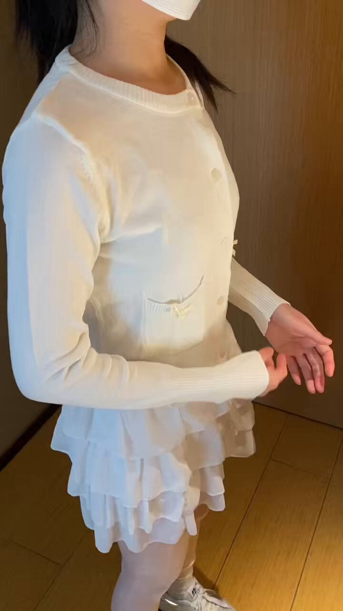 口罩少女白丝美脚足交狂欢，嫩足夹爆鸡巴射满精液！