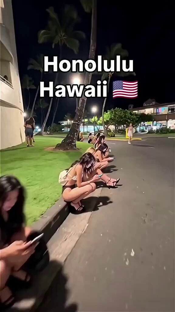 ハワイの路上でギャルが列を作ってしゃがんで舐める！ビキニのプリッとしたヒップがお尻の割れ目まで見えて超誘惑