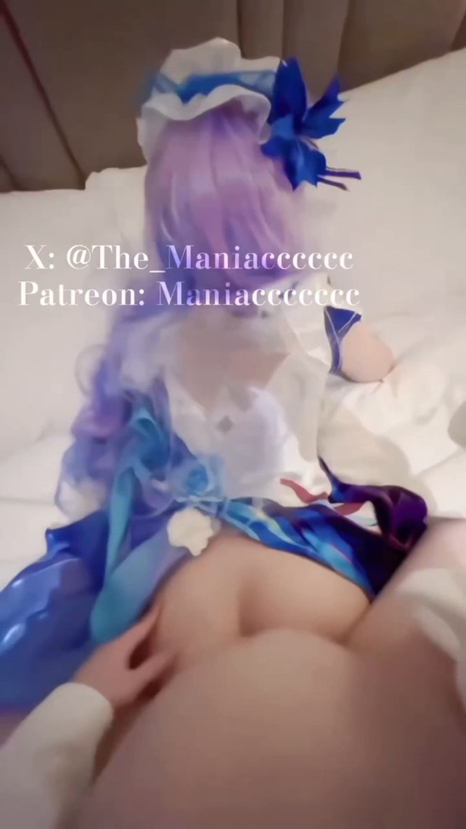 紫髪ロリコス：ベッドでプリッとしたお尻を誘惑する紫髪ロリ