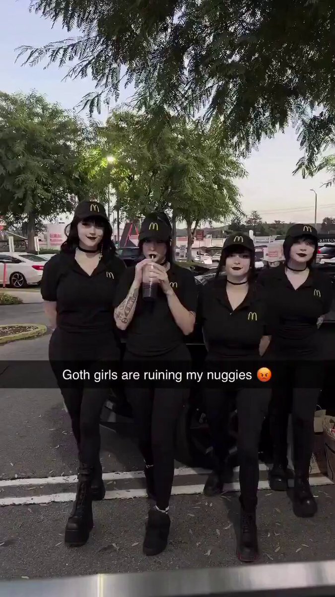 麦当劳哥特辣妹毁我薯条！黑丝紧身制服诱惑大乱斗