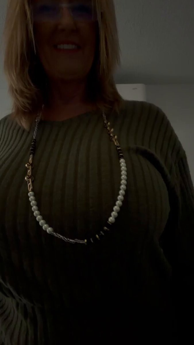 金发熟女拉开毛衣爆乳！巨乳晃荡珠链诱惑