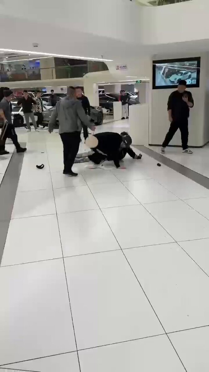 内容警告：汽车4S店内涉嫌性侵事件