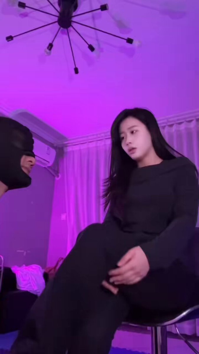 贱狗，把狗嘴张开，今天好好当主人的痰盂，当主人的垃圾桶！无论是口水还是浓痰，只要是主人嘴里吐出来的，你们都必须当作至高无上的赏赐，细细的...