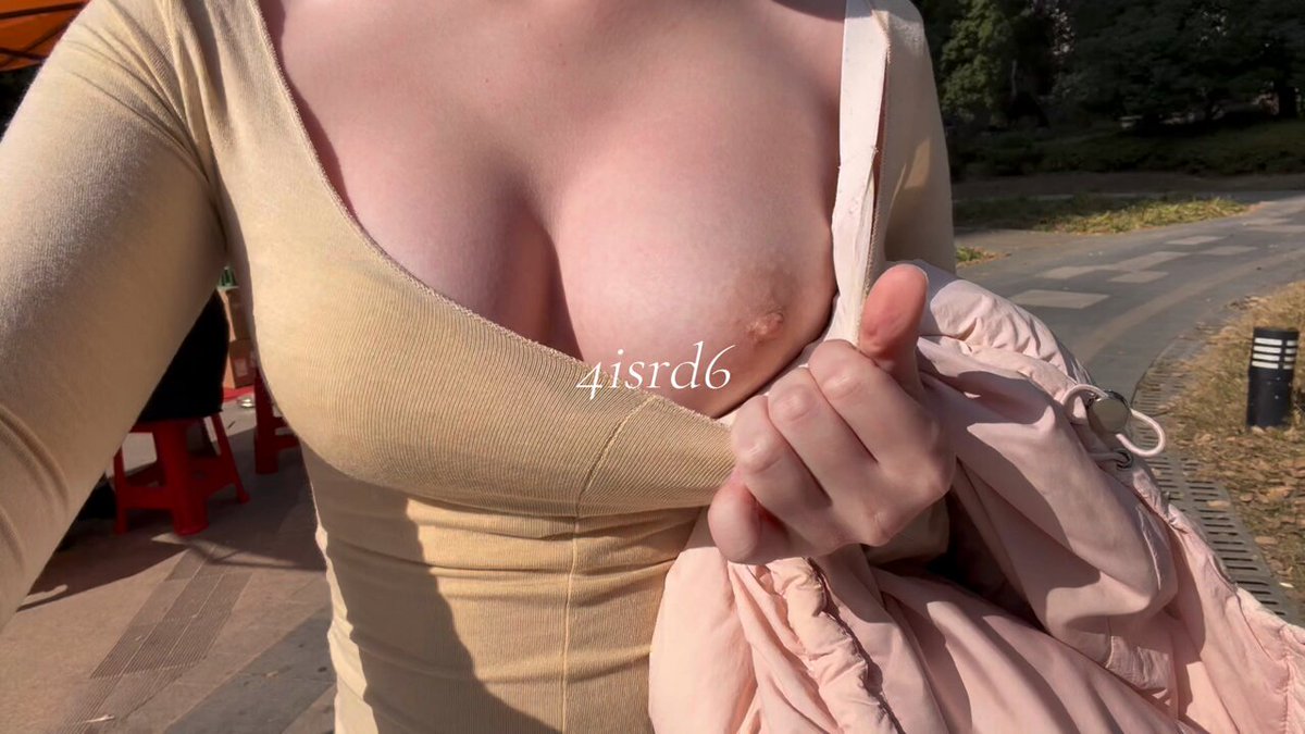 屋外で爆乳の女神が服を引っ張っておっぱい見せ！深Vのローネックで揺れる巨乳の誘惑