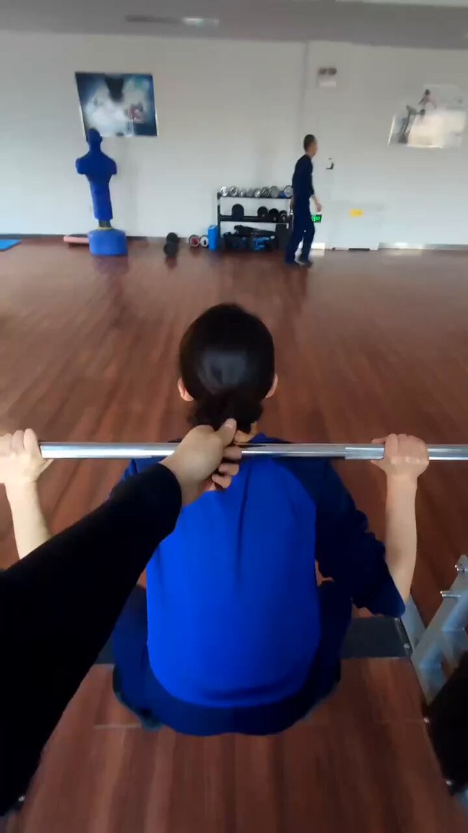 ジムでバーベルスクワット！タイトなパンツでお尻を強調、コーチが手を出して姿勢を調整し挑発