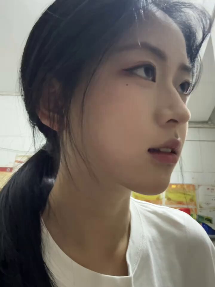 清純な黒髪ポニーテールの女の子が誘惑する横顔アップ、潤った赤い唇が欲求不満