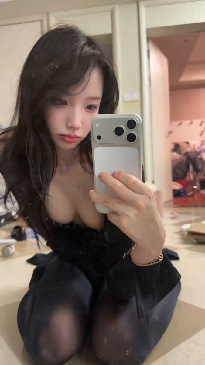 黒スト跪き爆乳誘惑！長髪美女の自撮り、深Vで大きな胸が揺れる