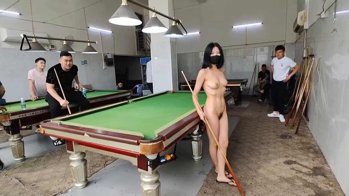 全裸美女がビリヤード場でキューを使って誘惑！黒ストッキングとマスクの淫乱美女が男を挑発