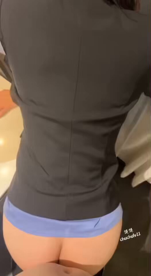 刚开完庭回家，叫了一个粉丝来家里，干柴烈火的制服都没脱就后入起来了…

结果做到一半老爸说要回家，吓到我赶紧掀开窗帘看他到哪里了。希望老爸不...
