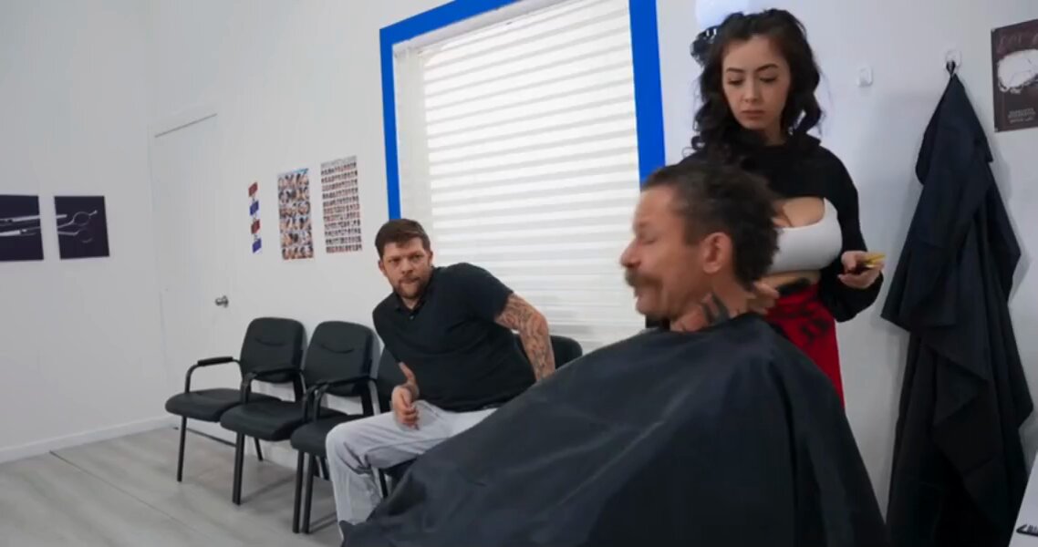 床屋のセクシーな女性理髪師がカットからフェラ＆激しいセックスに！巨乳とプリケツが噴射絶頂