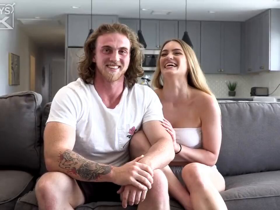 纹身猛男沙发狂吻金发辣妹！热辣亲热直冲高潮