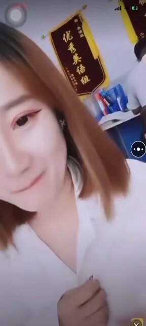 超大胆！英语老师发搔发到办公室后面还坐着同事偷摸露奶子，之后更大胆直接自慰起来      完整版10V

❤️完整版已更电报群，进群请看评论置顶！

 