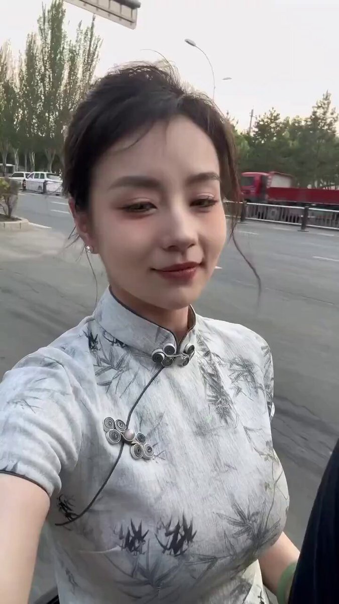 街头旗袍美女自拍诱惑，巨乳摇曳等你来操！