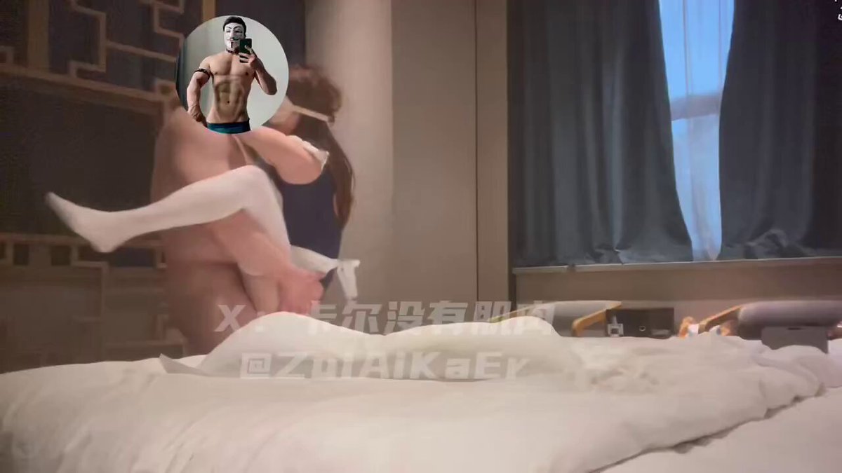 ホテルで筋肉マッチョが白いストッキングの美女を激しく突く！脚を高く上げて激しく貫いて潮吹き絶頂