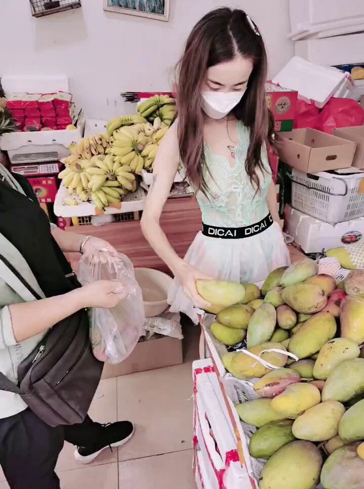 超市辣妹透明薄纱短裙挑逗选水果，巨乳翘臀香蕉芒果双飞诱惑！