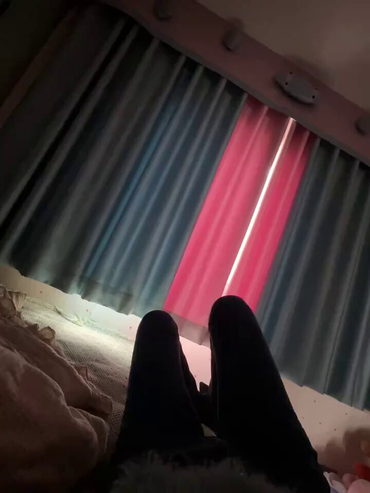 ホテルのカーテンの奥、黒ストッキングの脚を開く誘惑的な自慰ショー