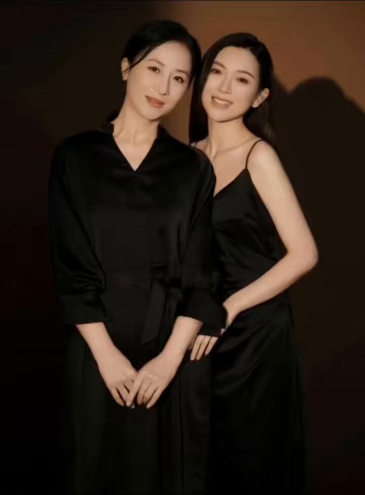 #北京 #母女
母亲  45岁 175F   气质优雅，端庄
女儿  18岁  168D   温柔可爱
别人说母女就该有“妈妈样”“女儿样”
偏不！
我们偏要 过成最酷的模样
...