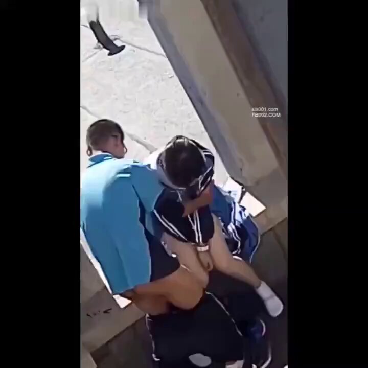 户外楼梯狂干！JK少女翘臀被男生猛插高潮连连