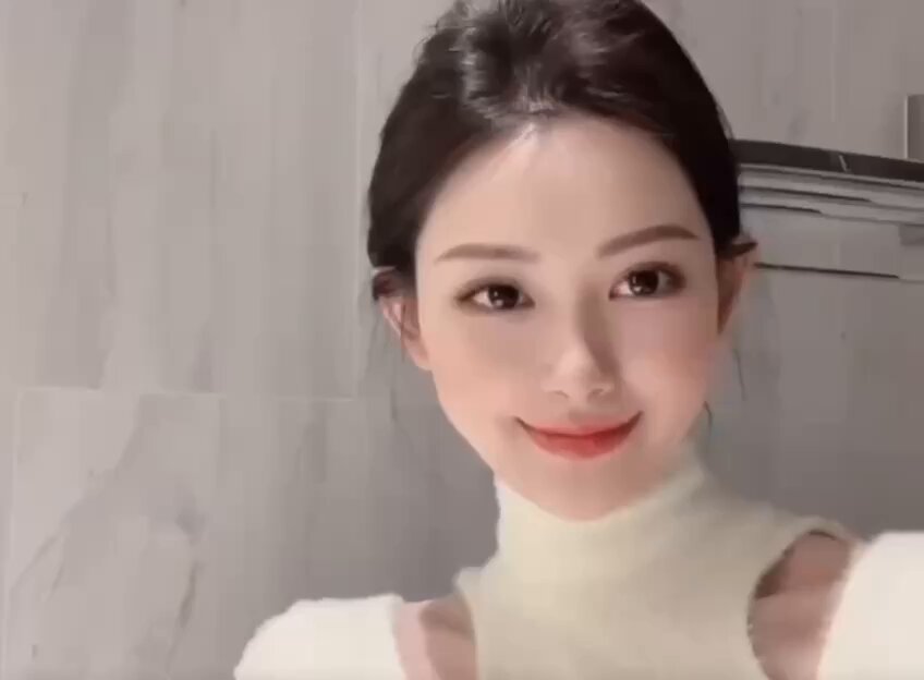 浴室狐媚美女自拍露沟诱惑