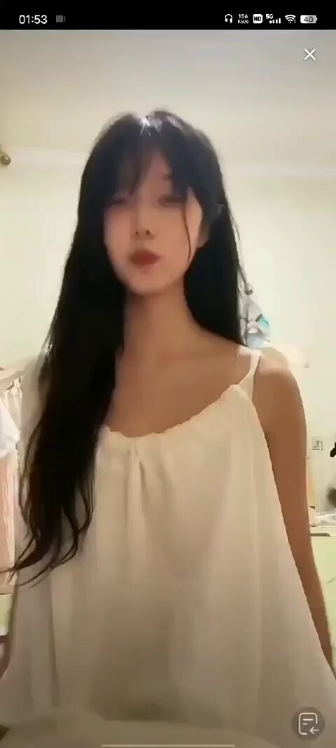 长发美女浴巾诱惑舞动，半露酥胸勾引狂撸