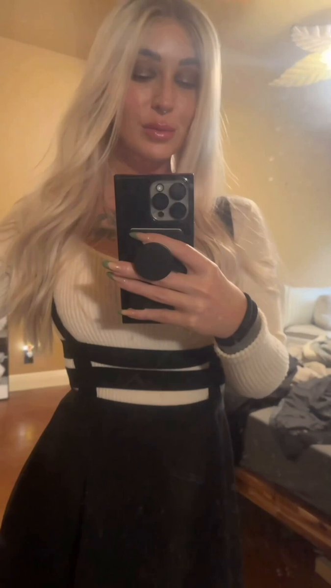 金发美女自拍诱惑！黑白情趣裙下真空等待大屌插入