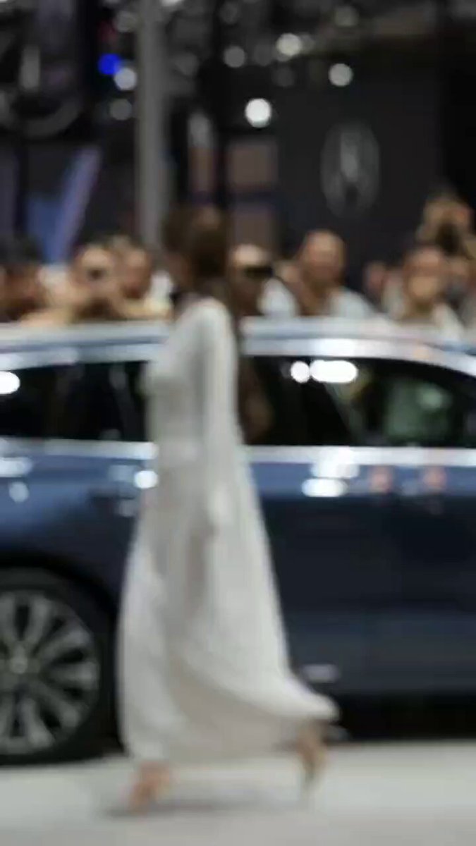 车展白裙美女诱惑大秀！深V露乳翘臀扭腰勾引