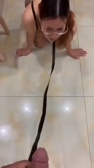 眼镜美女狗链牵引！跪地爬行含巨屌口交调教