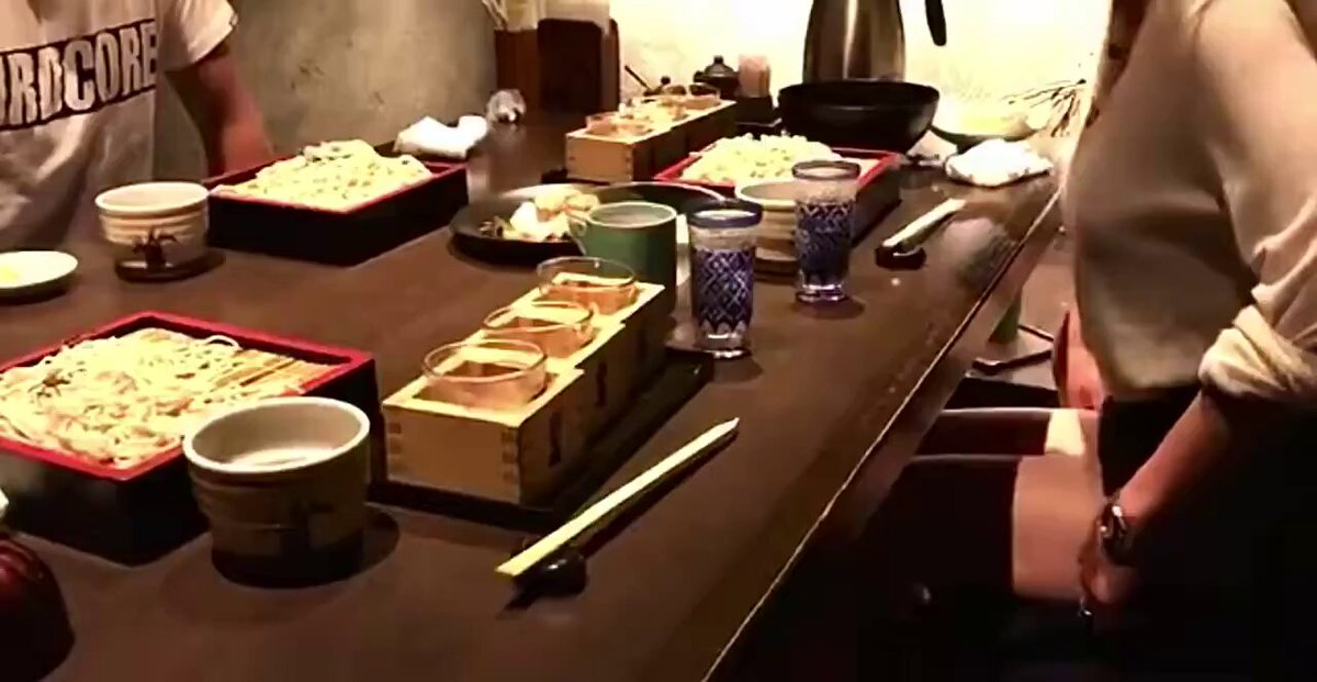 日式料理店桌下黑丝美女脚交诱惑！HARDCOR狂野高潮