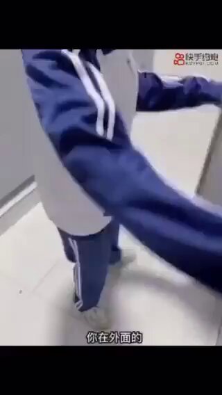 表妹上厕所哥哥都要跟着，说要保护媚媚。 卧槽，媚媚真大…白啊，😍😍厕所外面人来人往，鸽鸽直接就在里面和表媚淦了起来。

搞完 观看链接在评论区 