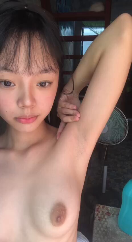 Tu dis toujours que tu veux éjaculer sous ton aisselle, eh bien, je suppose que je vais devoir exaucer ton souhait (●&#39;◡&#39;●) 