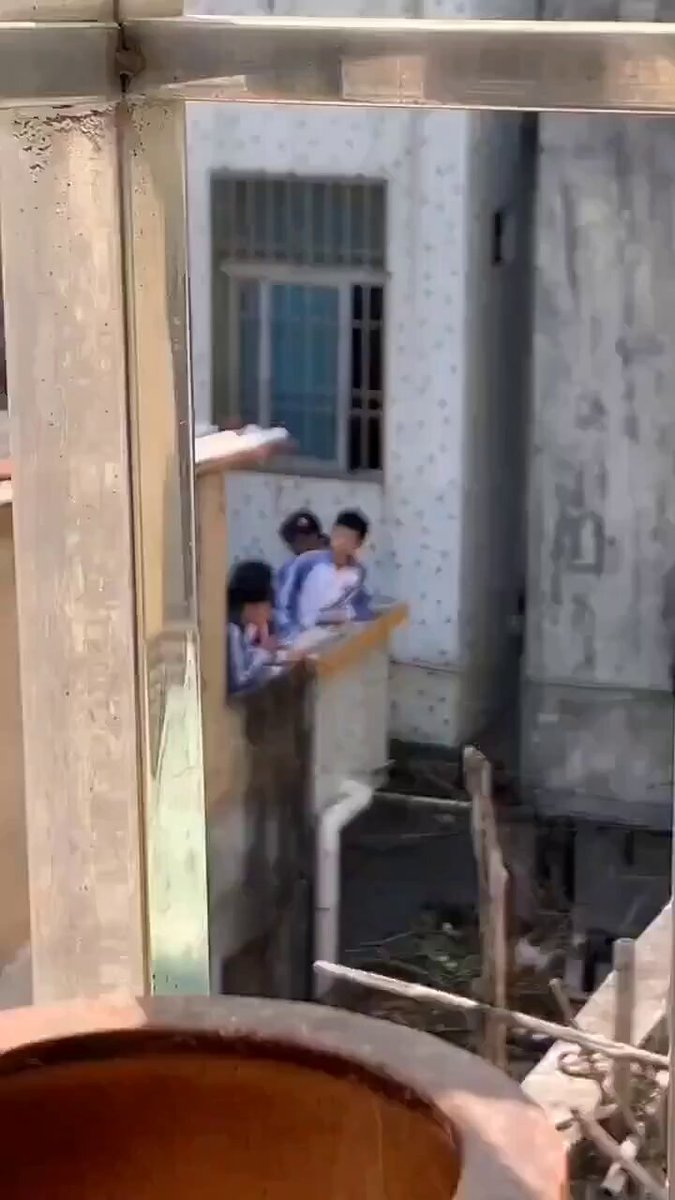 学生の制服でバルコニー激しいキス！少女と少年の舌を絡める濃厚キス