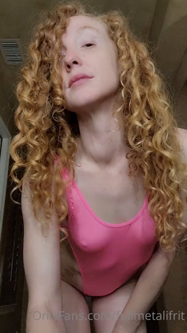 红发尤物粉色泳装脱光全裸秀翘臀美穴