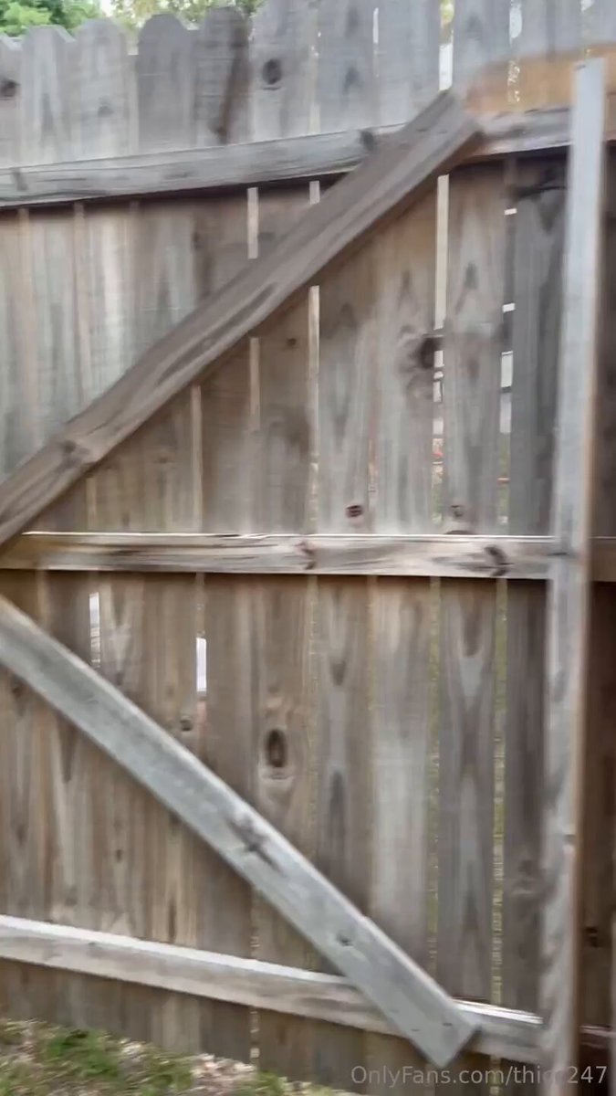 后院翘臀骚浪妹！露屄撅屁股浇水湿身狂摇