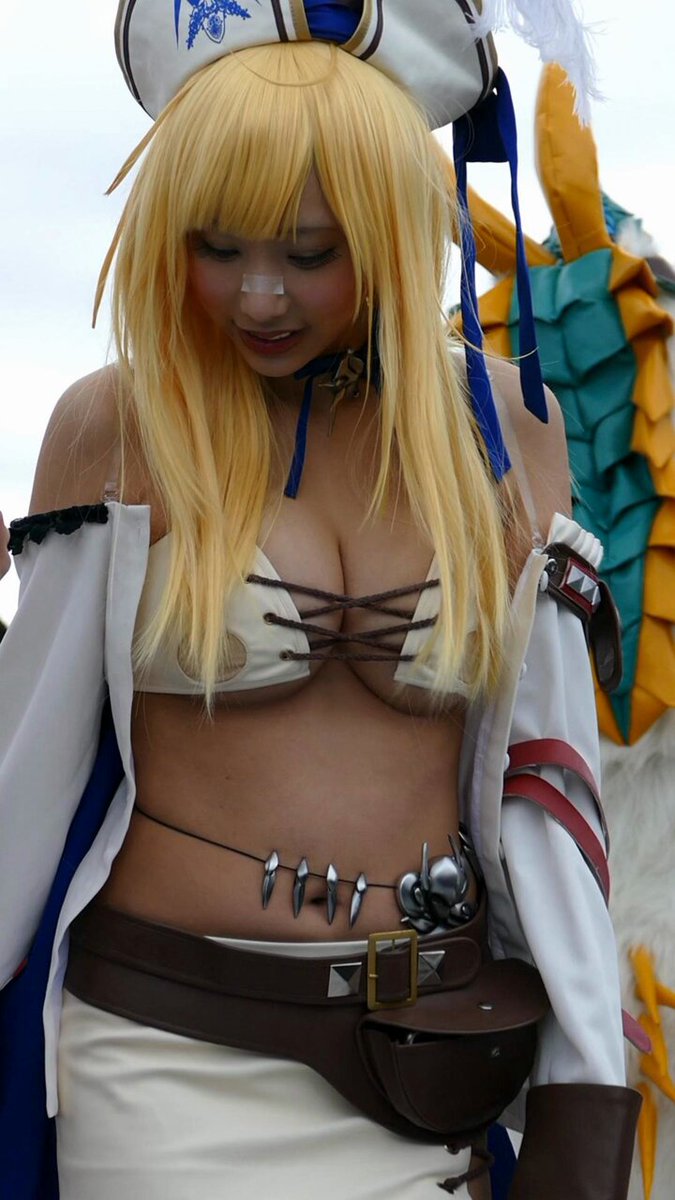 På anime-messen ble kvinnelige kjendiser sett blotte brystene sine, innta provoserende poseringer og presse grensene for nakenhet, og fyl...