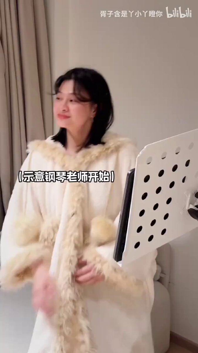 Fox-Fur Beauty Wang Sings Flirty Lines — 'Your ass won't cut a lamb' Super Seductive