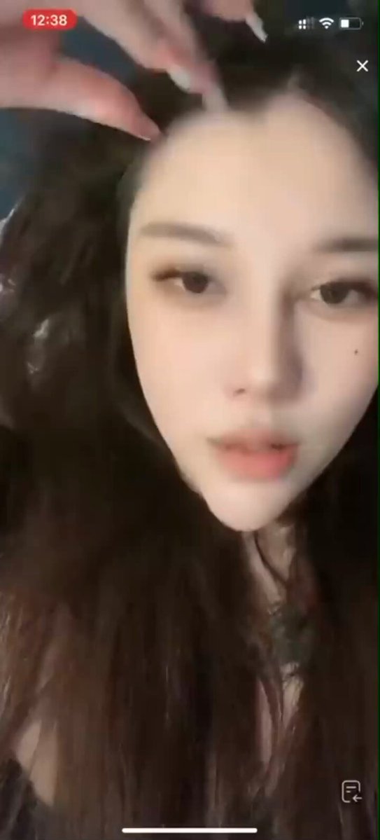 長髪美女がライブで髪をかき上げ誘惑、かすかに開いた唇であなたにヤられるのを待っている！