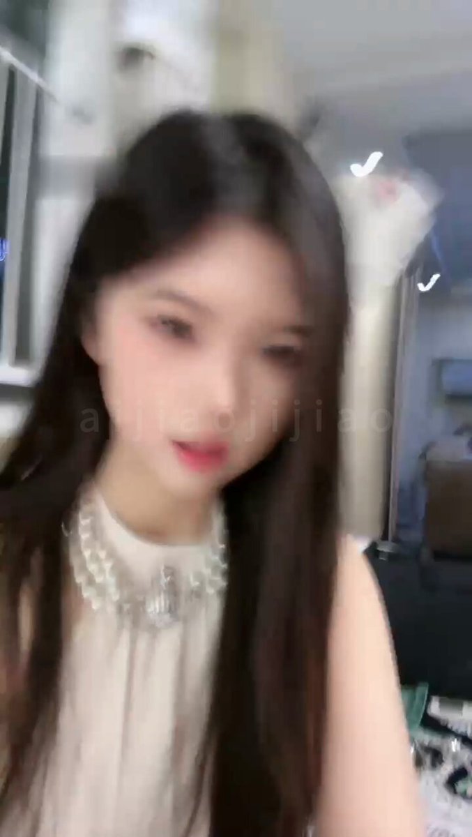 绝美女神小姐姐被猥琐男开发脱了高跟鞋狂舔肉丝脚(主页看