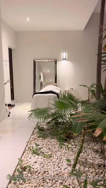 金髪ギャルのTバック巨尻マッサージ誘惑！プリッとした尻を揺らし男客の肉棒を揉みしだく