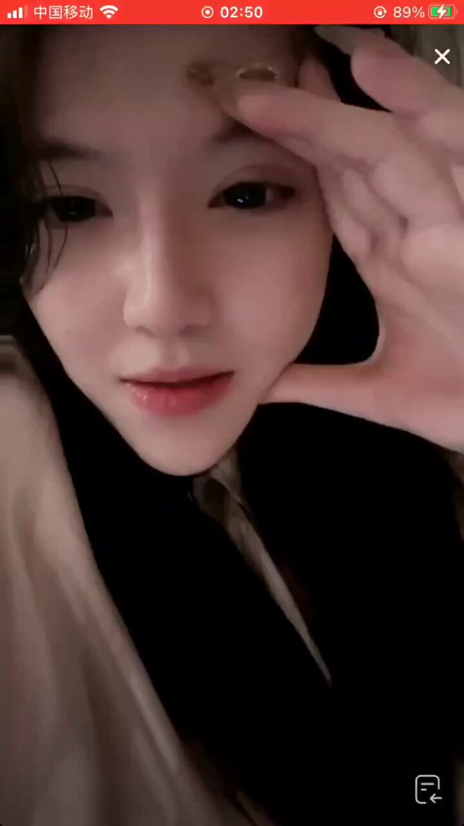 清純美女のVフェイスウィンク誘惑　頬を触る濡れた唇の挑発